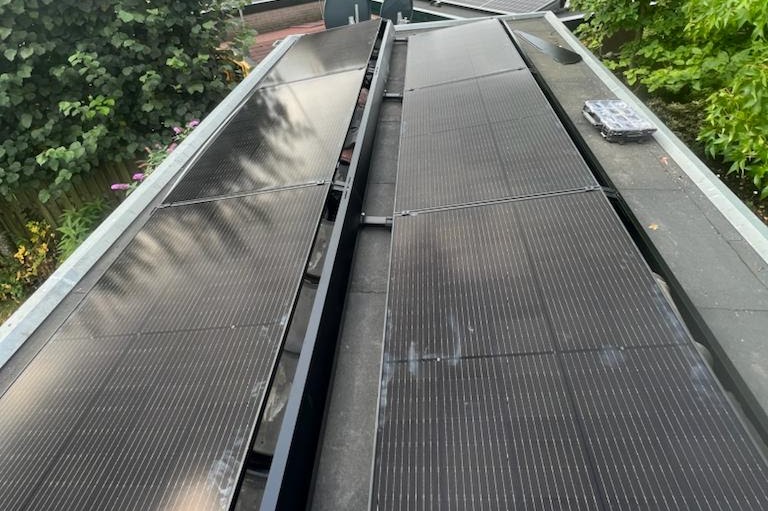 Zonnepanelen op plat dak